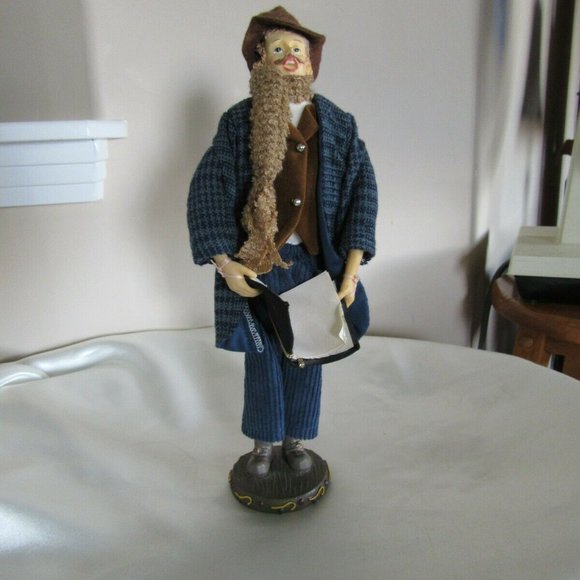 Christmas Caroler     - - Picture 3 of 11